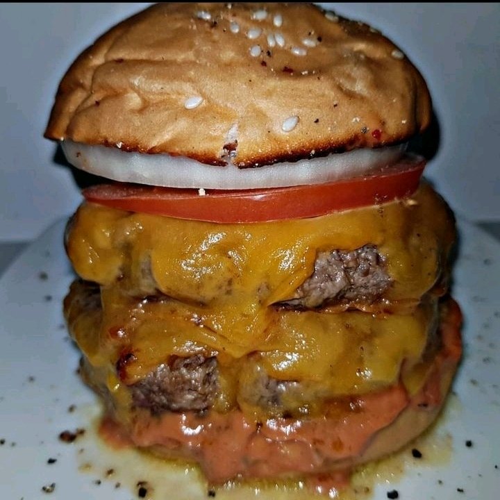 Definitivamente hamburguesas doble carne con queso colby Jack y papas condimentadas con paprika,pimienta sal.
Combinación ready!!!!!