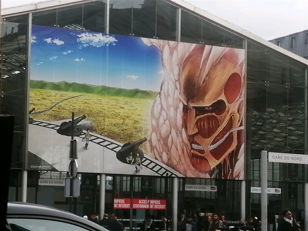 Definitely AttackOnTitans (SNK) ! La preuve en image, tout Paris a voté pour le poster ! (Bon ok c'était Gare du Nord ^^) ... Yes HxH est génial