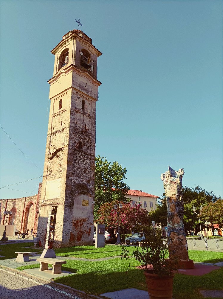 Il campanile dell'antica chiesa romanica medievale