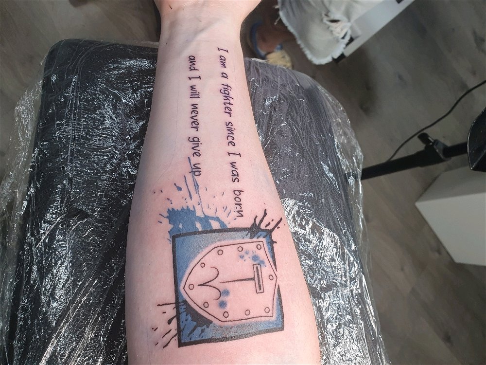 Ich kämpfe für mich selber. Für meine Freunde und Familie. Ich kämpfen jeden Tag mit mir selber und das seid ich geboren bin. (Gibt ne Story zu dem Tattoo)
Dieser Spruch ist mein Lebens Begleiter und immer wenn ich am Boden bin und das Tattoo am Arm sehe erinnert es mich weiter zu machen.