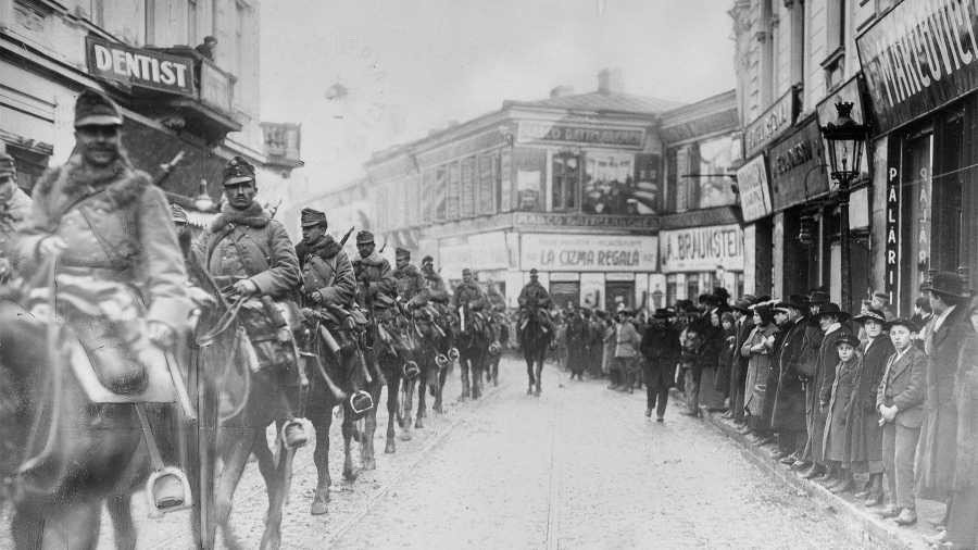 1916. December 06-án: Magyar huszárok Bukarestben…🇭🇺