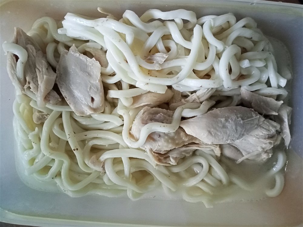 Домашняя лапша, сваренная на курином бульоне.