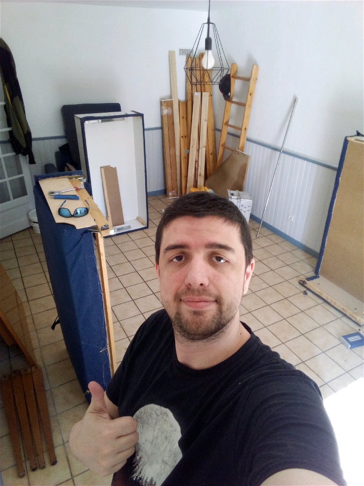 Je venait de détruire un canapé. Sa destruction m'a fait beaucoup de bien .