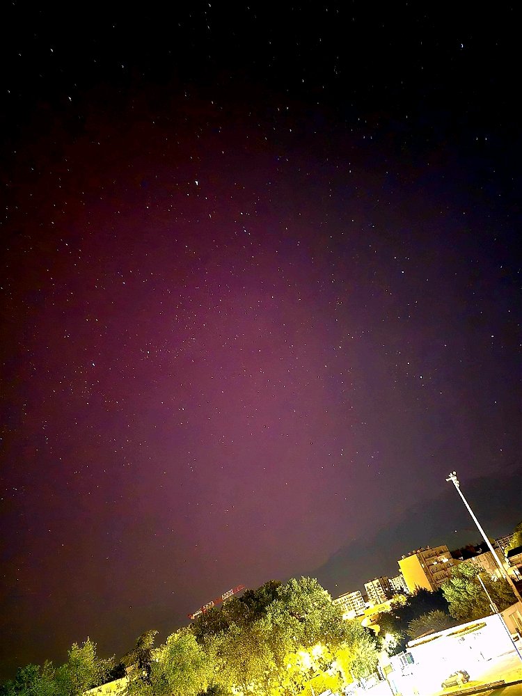 Le ciel violet pendant les aurores boréales de la semaine dernière