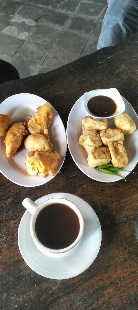 Coffee with snacks of fried banana, fried tahu/tofu and chili.