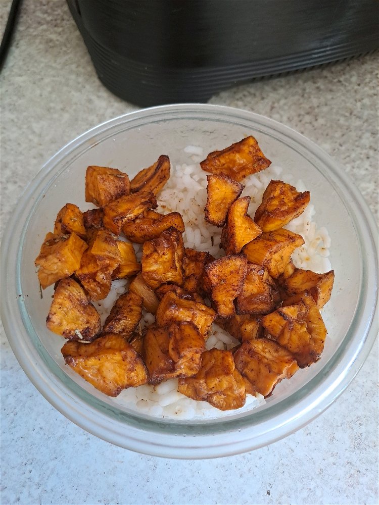 Io adoro anche il riso bianco con le patate dolci fatte a cubetti in friggitrice ad aria con olio, sale, rosmarino e paprika affumicata, tutto a temperatura ambiente! 
Lo mangio giusto oggi 😌