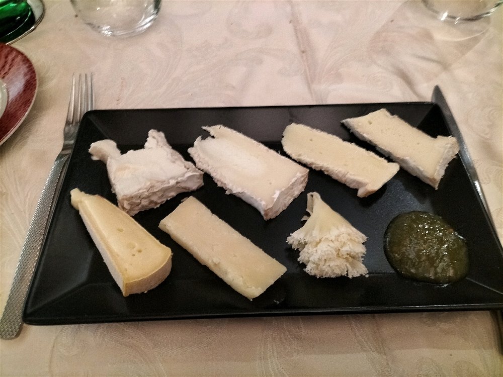 Who loves french cheeses with handmade green tomatoes jam as much as me ? 🤤🤤🤤❤️