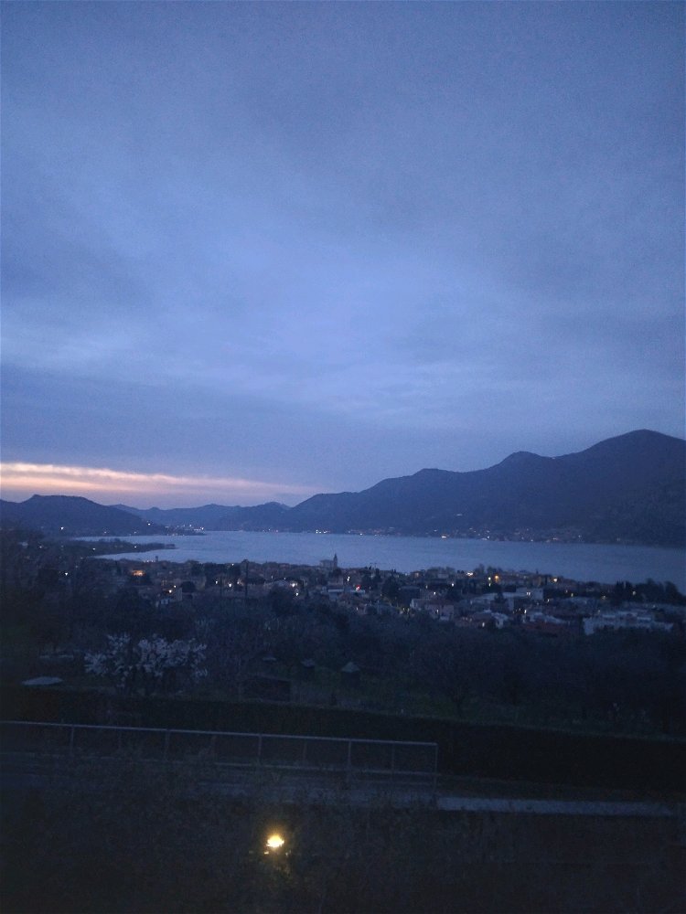 Le acque tranquille di un lago riflettono le bellezze che lo circondano; quando la mente è serena, la bellezza dell’io si riflette in essa.