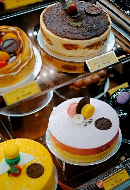 Get yourself some cake whenever you want!! There's no need to wait until your birthday comes 🍰🍰