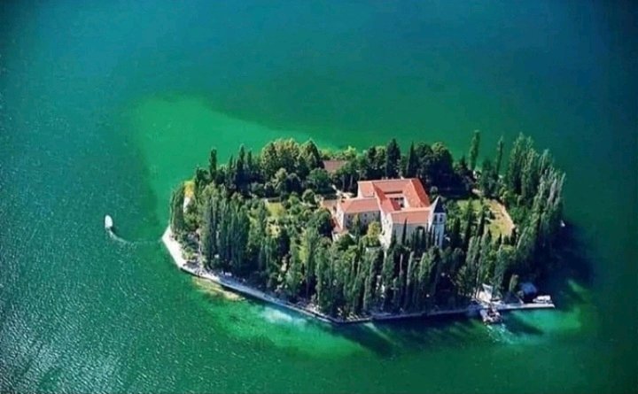 You must live in this house for exactly one month. You will have everything except the Internet, mobile communications, TV! Prize 50.000$.
Would you agree?😉