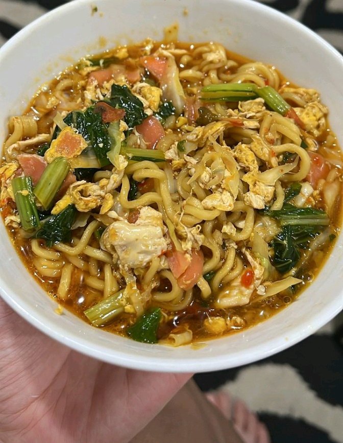 Mie nyemekk ehh...gimana gak enak bgt dibacanya🙈