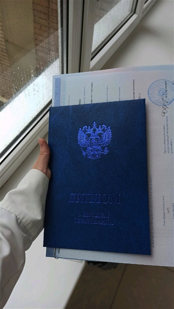 Официально училка ИЗО по образованию