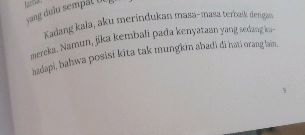 Setiap individu hanya sedang menjalani perannya.
Ada yang berperan membahagiakan.
Ada yang berperan mendatangkan kesedihan.
Dan ada pula yang berperan singgah untuk membahagiakan, kemudian pergi meninggalkan kesedihan.