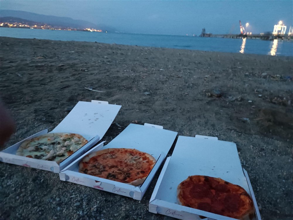Sere d’estate, tre pizze in spiaggia con gli amici 🌊spensieratezza.. 🌈felicità✨a volte basta poco per uscire dalla pressione negativa della vita moderna..