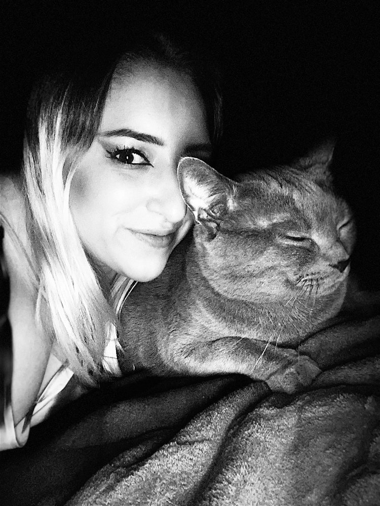 🤎
 Myslím že tady nám to fakt sluší, musím se podělit o další fotku se svojí čičinou 🤎 Vůbec nevypadá že semnou má problém 😁