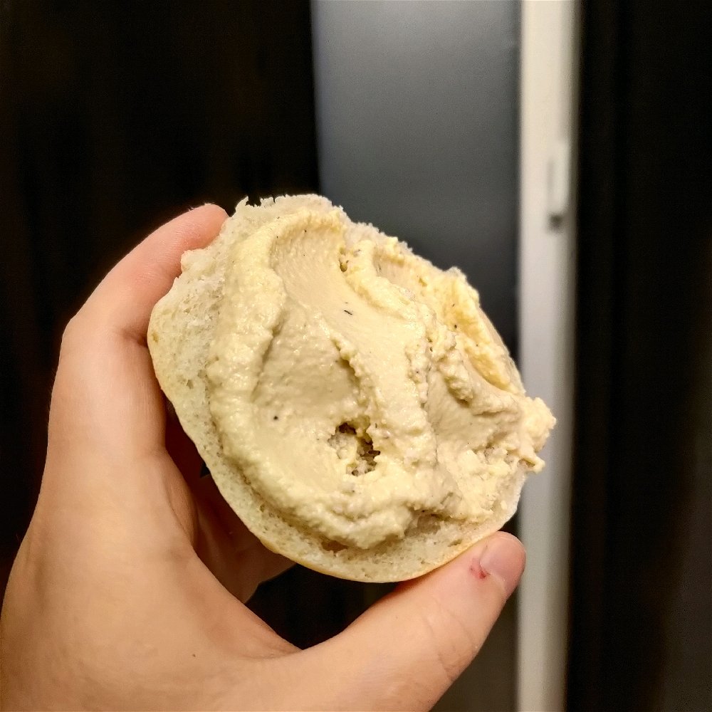 Własnej roboty hummus na własnej roboty bułce
