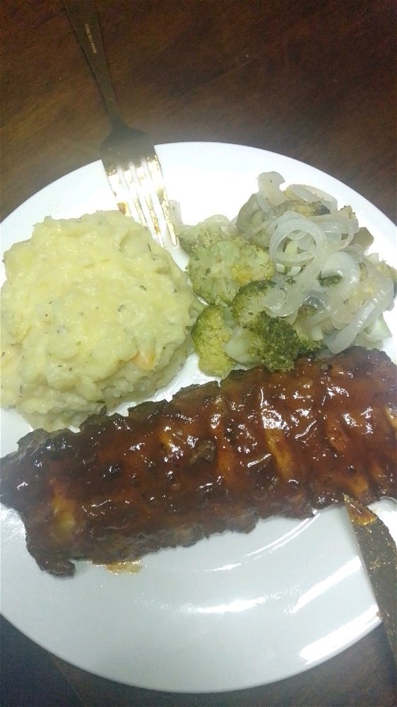 Mashed potatoes, barbeque ribs and broccoli everything made from scratch 🤌🏿...tastes Soo good makes u wanna slap yo mama