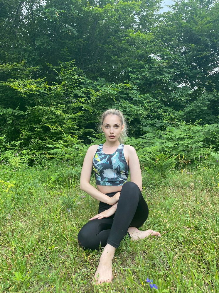 Ne bileyim sen doğayı, dağ yürüyüşü ve sporu seviyorum diyince bende köye gelip pilates pozu verdim.