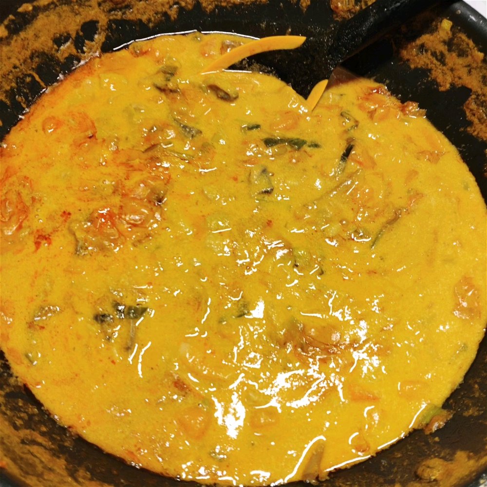 Shrimp dish with red curry.