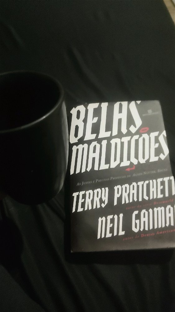 Bora de café e livro