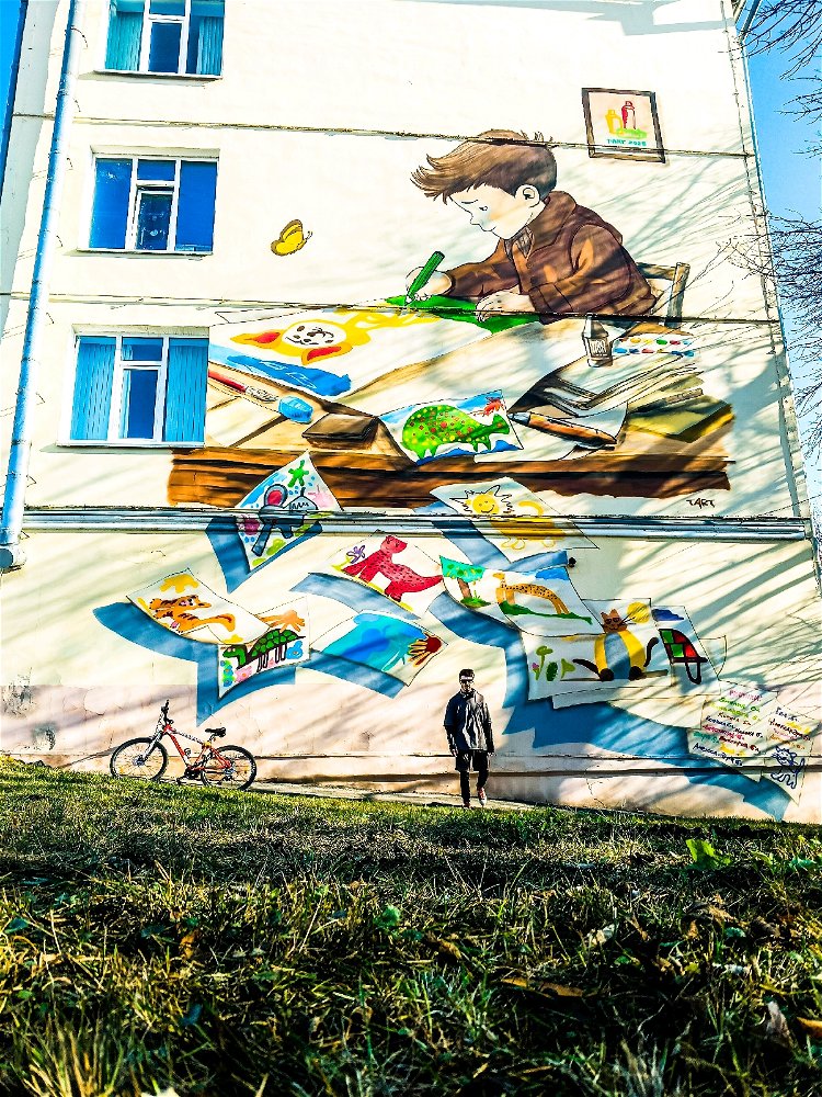 Я знаю что никто здесь не любит граффити, но я мимо никогда не проезжаю.