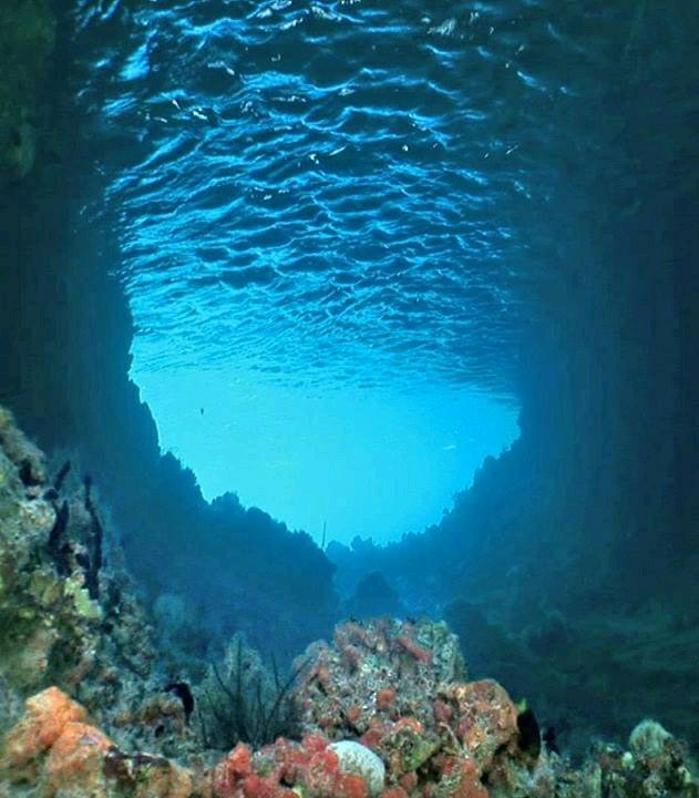 Grotte sous marine