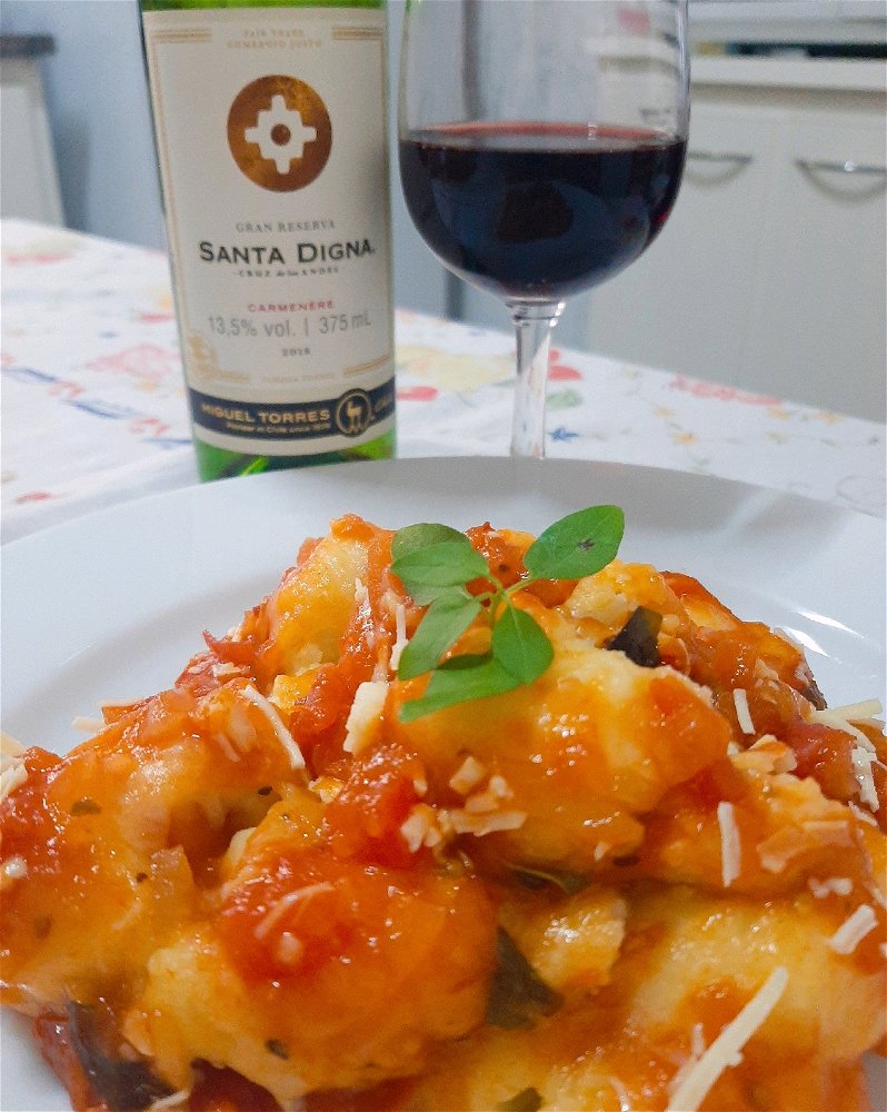 um nhoque feito por mim acompanhado de um vinho, esse é o jantar da noite :)