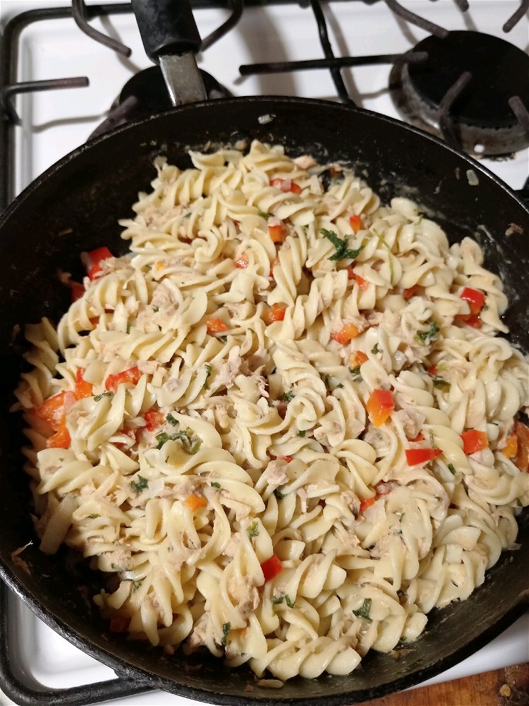 Pasta con atún y pimiento morrón rojo.