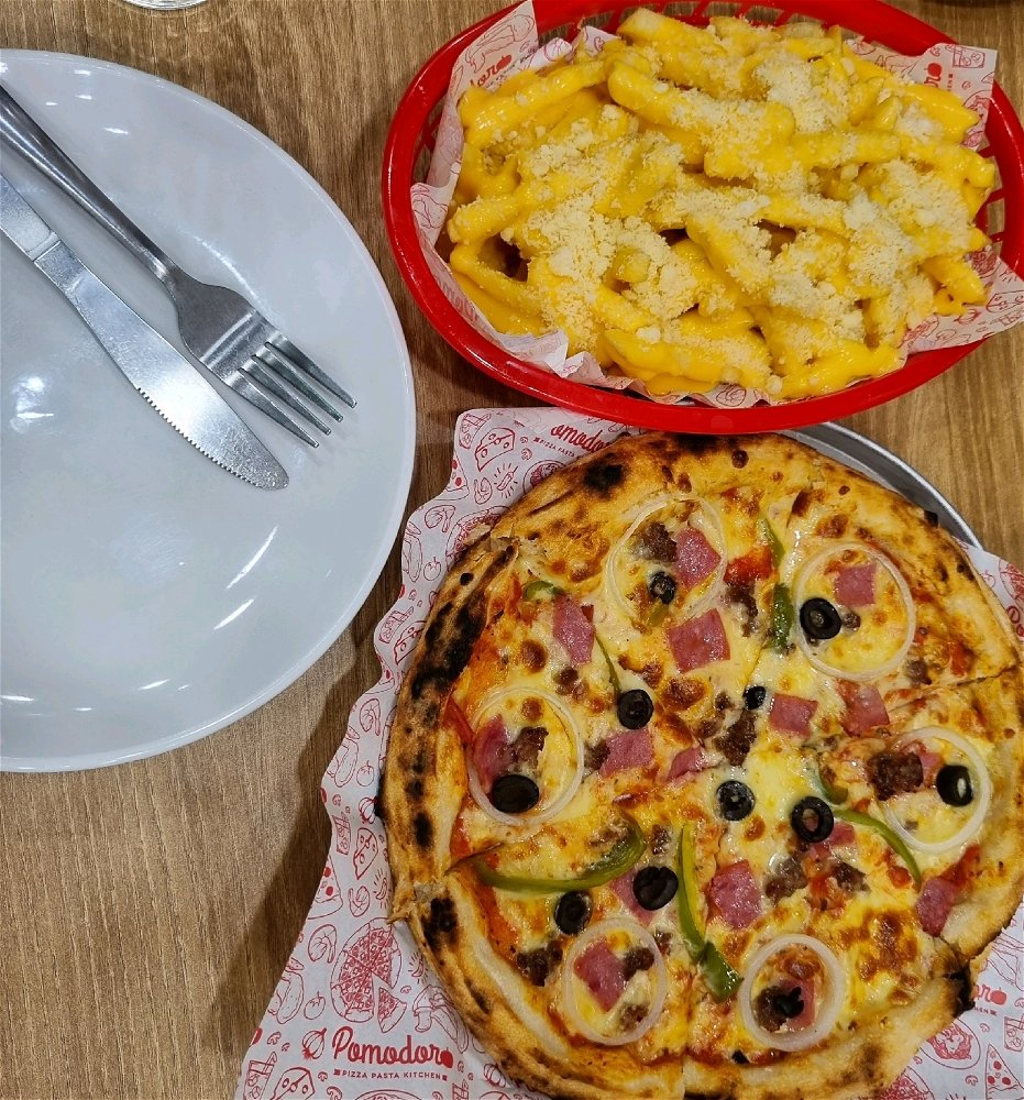 😁 pizza w/ fries anyone?