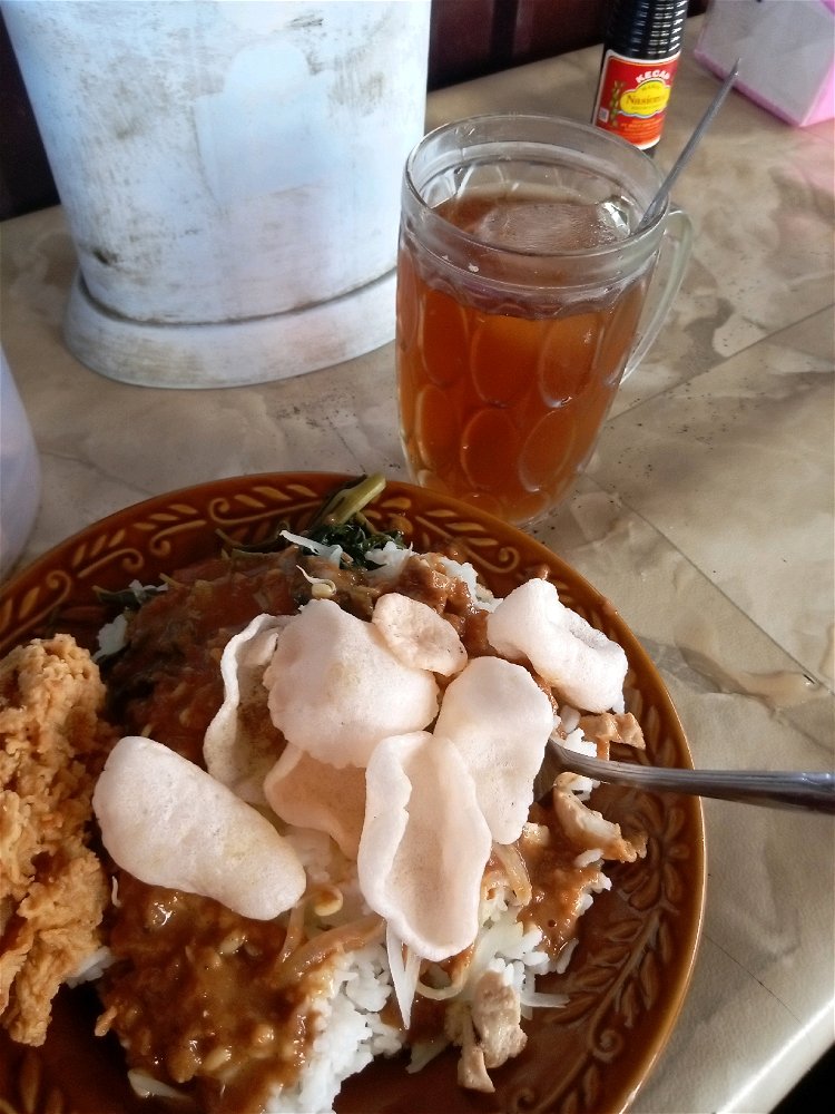 Gosah sosoan romantis bilang nya makan sepiring berdua, lo 2 piring juga habis di makan sendiri kan?