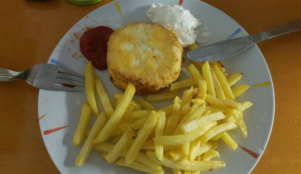 Tak na to že jsem neměla strouhanku, to chutnalo dobře. Hermelín s příchutí česneku a pepře.🙂