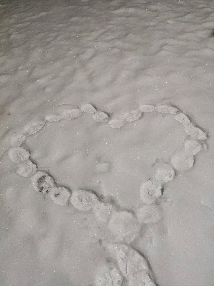 Обожаю делать сердечки на снегу😊