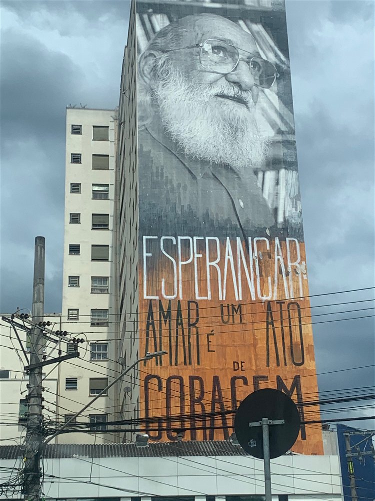 É como diz o poeta
