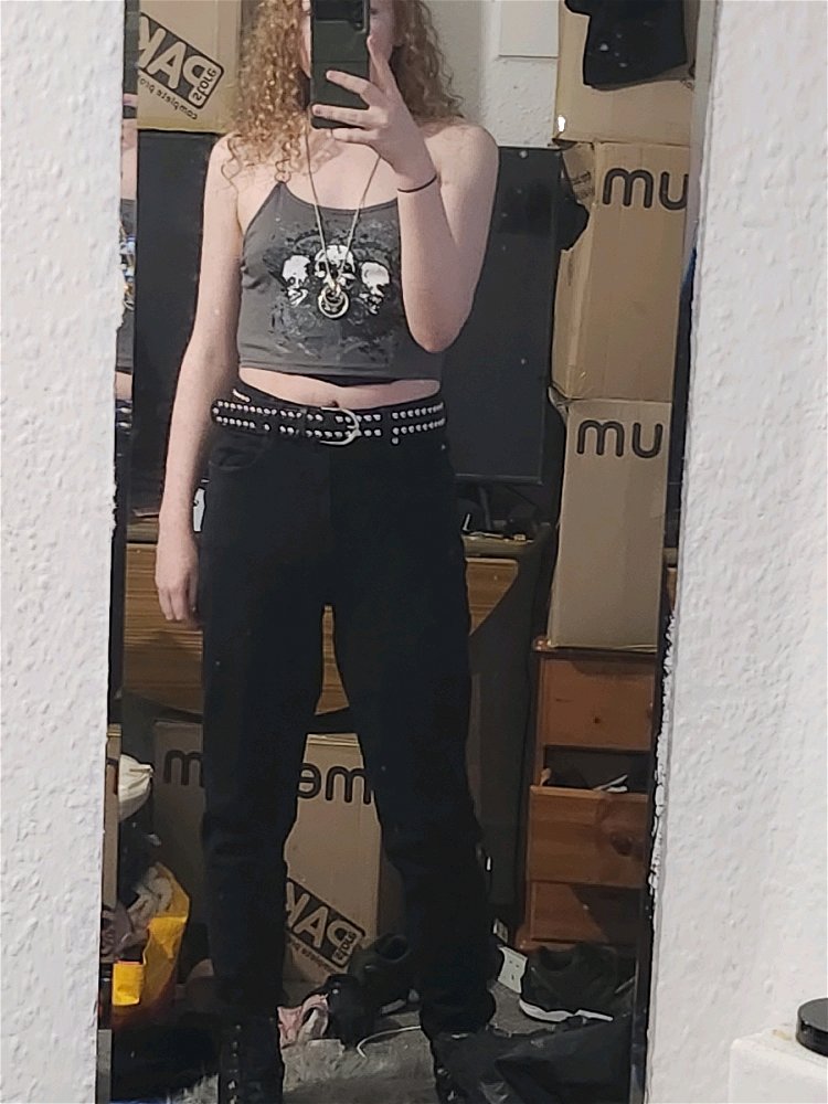 Hii let's game together ❤️ I will say I'm bi and prefer women in case anyone is interested 😂