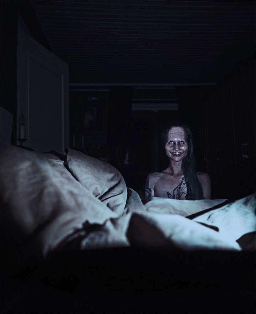 Vous faites quoi si vous voyez cette femme au pieds de votre lit ?