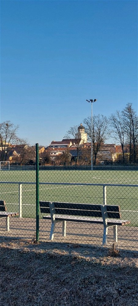 Kostelík svatého Jakuba Staršího v Pohořelicích, foceno od fotbalového hřiště, kam jsme odvezla děti do Skautského domu v 9h a mám volno sama pro sebe do 18h=JUPÍ. Jdu si užívat, všem přeji totéž a kdo pracuje dneska, přeji dobrou praci a ať vám to rychle uteče🙂🙃😉.
