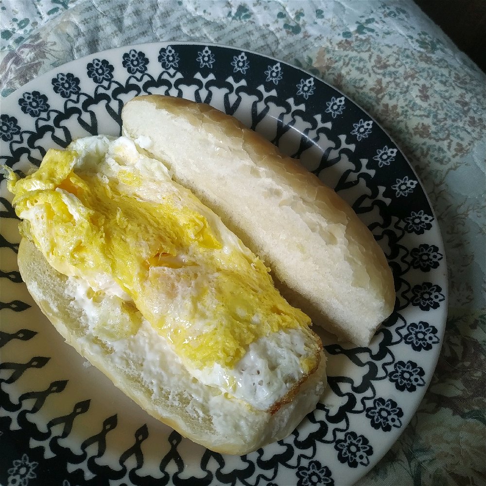 Café da manhã

nada melhor que um pãozinho quentinho com ovo frito