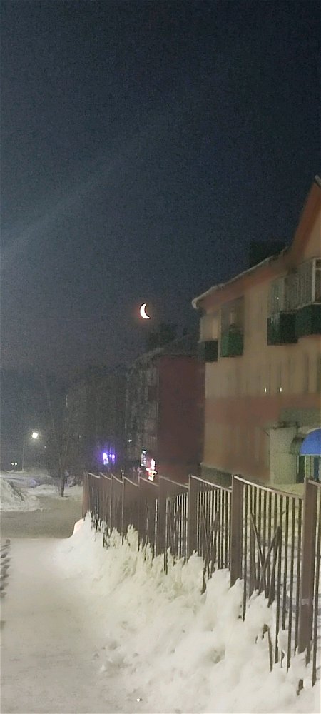 Доброе сибирское утро) На небе затмение как будто, плохо камера не передаёт всей красоты😏
