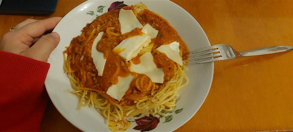 Špagety bolognese, protože nemám tvrdý sýr, dala jsem si plátek a trochu taveného sýra😉.