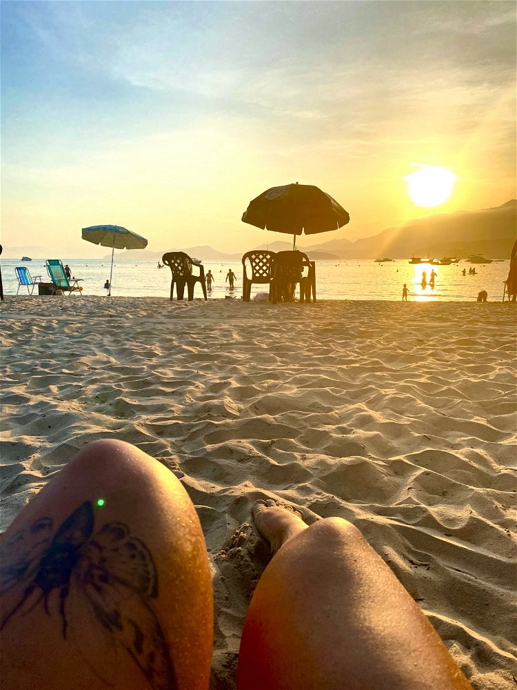 Um pôr do sol pouco laranja mas muito sol.