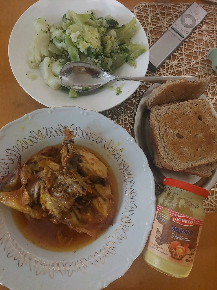 Moje véča, zbytek kuřete, 🥦+květák, opečený tousťák a hořčicová majonéza.