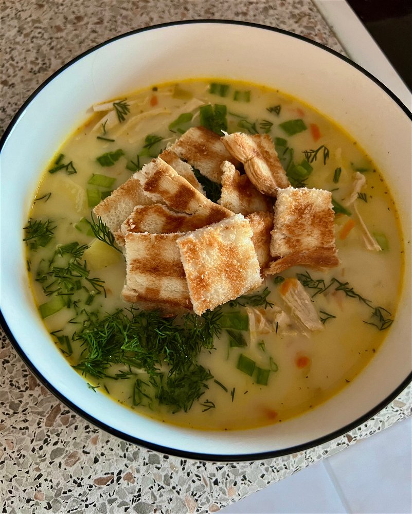 Домашний сырный суп с индейкой и чесночные гренки.