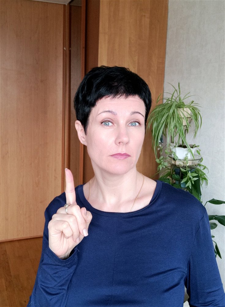 Женщине необходимо гордиться своим мужчиной. 
У неё такая внутренняя потребность.
"Чтобы было не стыдно в люди выйти"