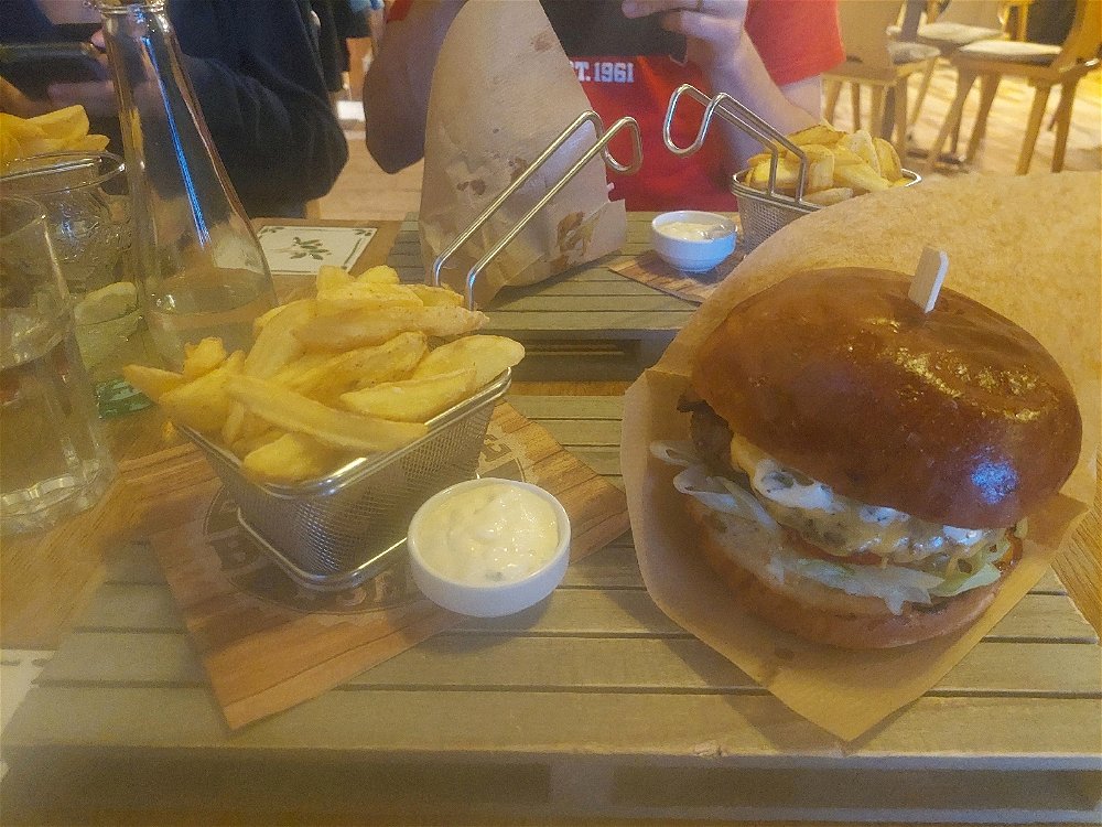 Jsem s dětmi na pořadném BURGERU. A jde se žrát!!