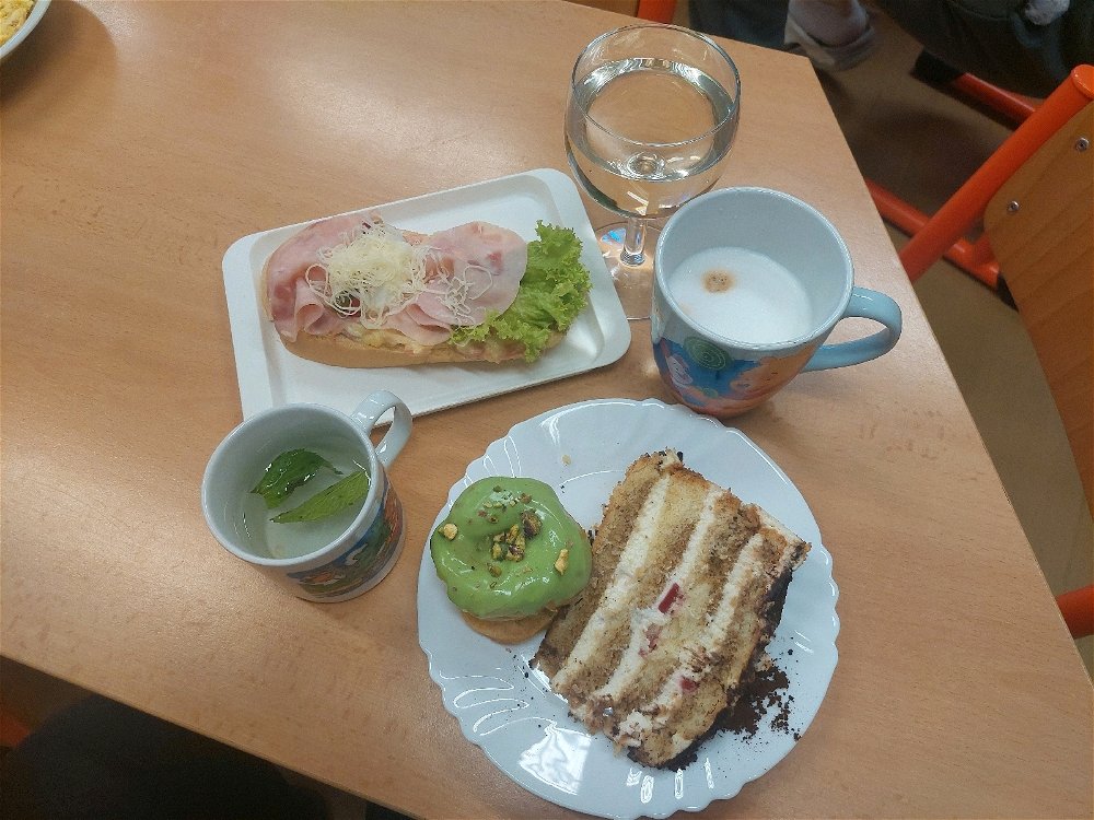 Tak měsíc se s měsícem sešel a další porada+oslava narozenin dvou učitelek za námi☕️🍰🍷