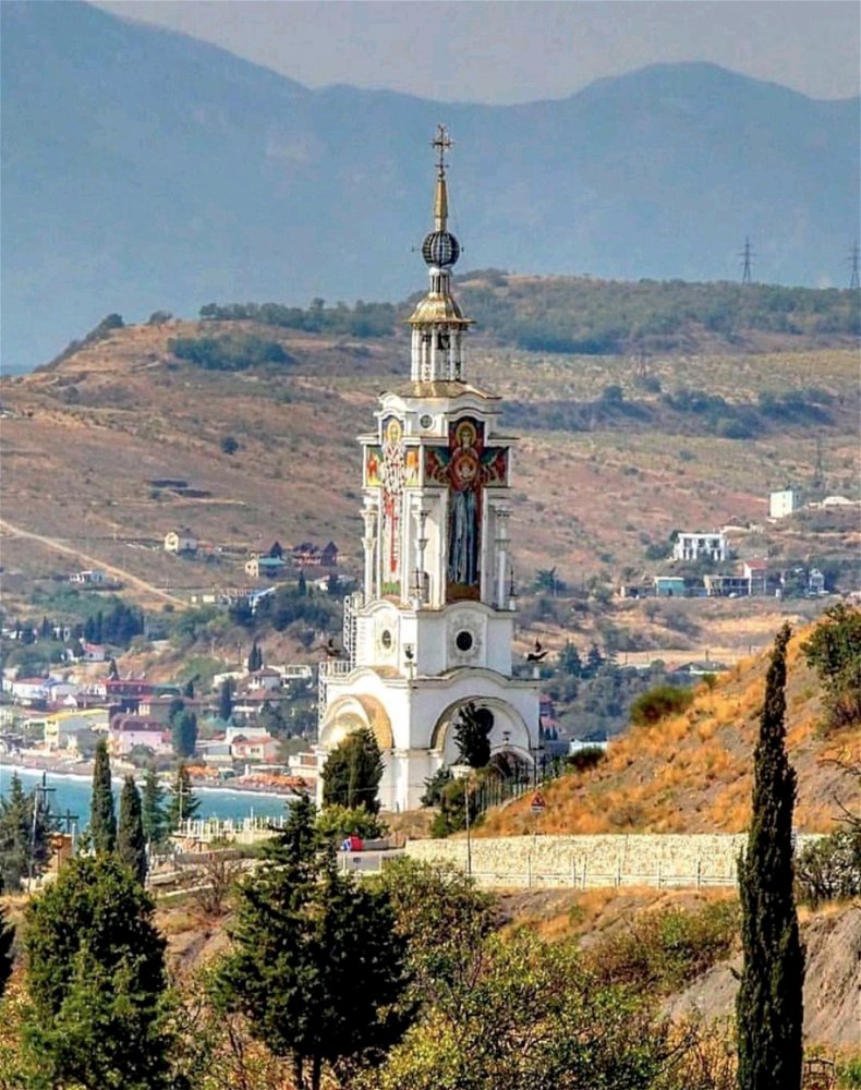 ⛪️ Храм святого Николая в Малореченском

Этот храм, самый высокий в Крыму (65 м), выглядит как маяк благодаря своей высоте.