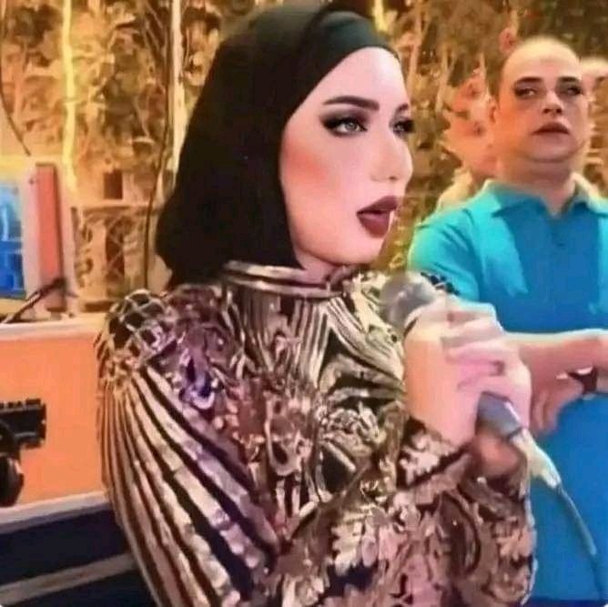 She posted this pic with caption: No filter, No edit.

The guy behind her:..