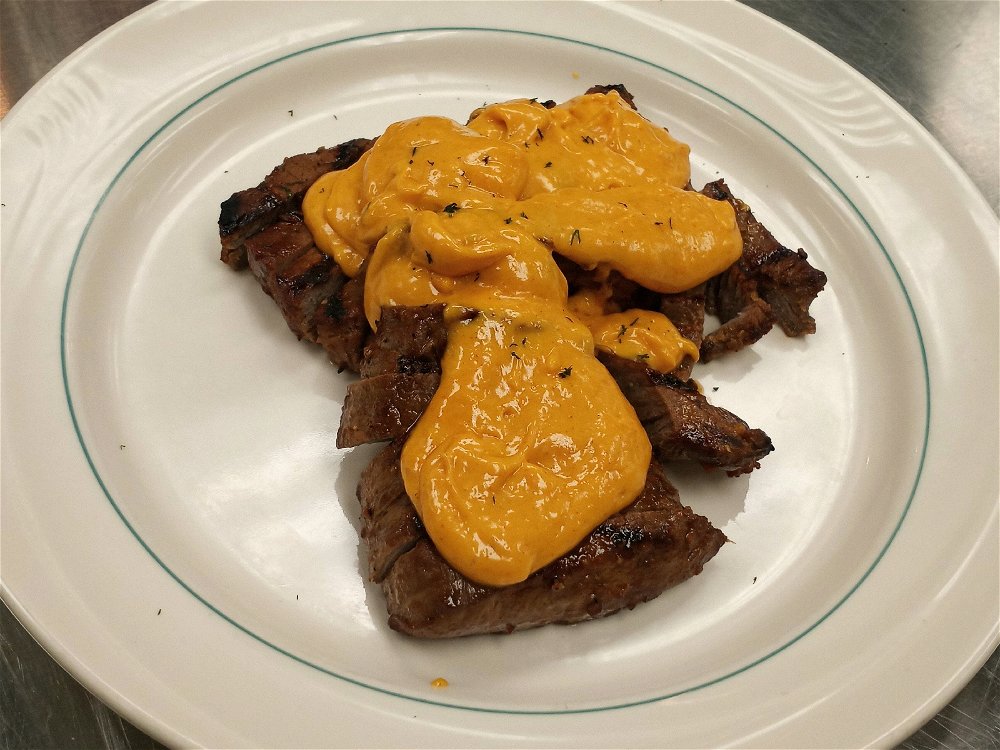 Marinated Steak with Holindase