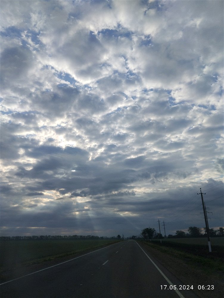 Лучи солнца пробиваются сквозь облака