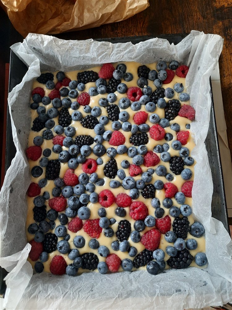 mixed berries cake